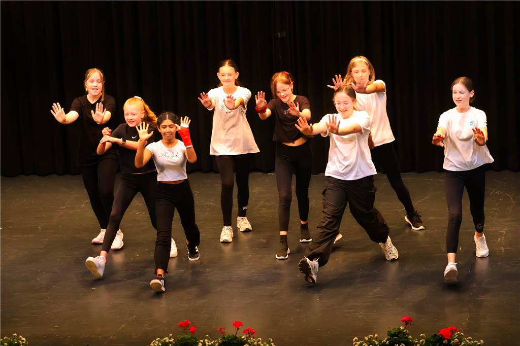 107 Schülerinnen und Schüler des St Ursula-Gymnasiums bekamen am 29. JUni 2024 ihre Abiturzeugnisse von Schulleiterin Elisabeth Schulte Huxel überreicht. Fünfmal gab dabei die Note 1,0 und 30 Schüler durften sich zudem über eine Eins vor dem Komma freuen. 