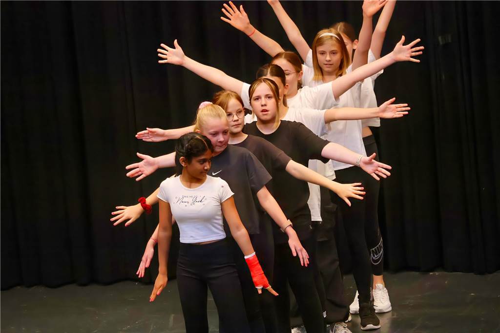 107 Schülerinnen und Schüler des St Ursula-Gymnasiums bekamen am 29. JUni 2024 ihre Abiturzeugnisse von Schulleiterin Elisabeth Schulte Huxel überreicht. Fünfmal gab dabei die Note 1,0 und 30 Schüler durften sich zudem über eine Eins vor dem Komma freuen. 