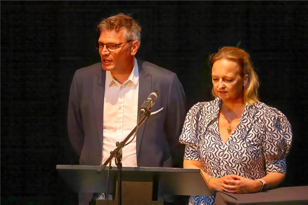107 Schülerinnen und Schüler des St Ursula-Gymnasiums bekamen am 29. JUni 2024 ihre Abiturzeugnisse von Schulleiterin Elisabeth Schulte Huxel überreicht. Fünfmal gab dabei die Note 1,0 und 30 Schüler durften sich zudem über eine Eins vor dem Komma freuen. 
