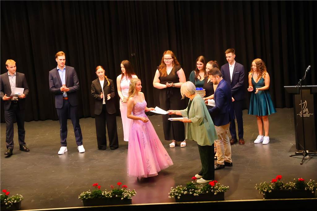 107 Schülerinnen und Schüler des St Ursula-Gymnasiums bekamen am 29. JUni 2024 ihre Abiturzeugnisse von Schulleiterin Elisabeth Schulte Huxel überreicht. Fünfmal gab dabei die Note 1,0 und 30 Schüler durften sich zudem über eine Eins vor dem Komma freuen. 