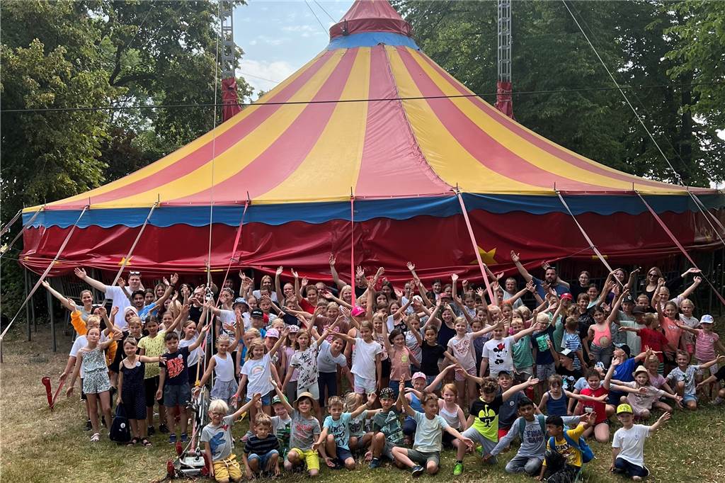 Feuerprobe bestanden: Kinder studieren in Dorsten Zirkusprogramm ein Kinder vor Zirkus-Zelt