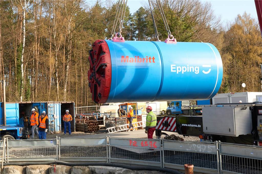 Mit Video: 110-Tonnen-Riesenbohrer schafft Platz fürs Erdkabel 110 Tonnen schwer, sieben Meter lang und 3,60 Meter groß im Durchmesser ist der Bohrer, der in der Legdener Bauerschaft Beikelort in die Grube gelassen wurde. Er bohrt Platz für einen Tunnel aus Betonrohren, durch den schließlich zwölf Kabel für die 380-KV-Leitung gezogen werden.