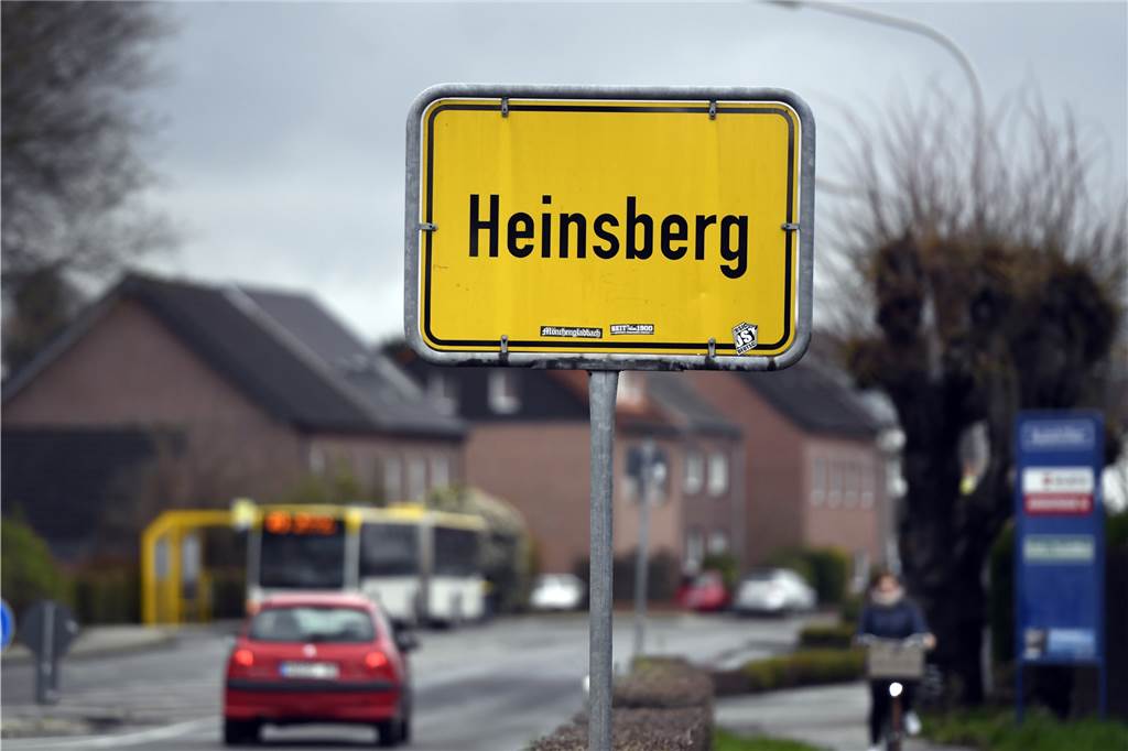 11.03.2020, Nordrhein-Westfalen, Heinsberg: Blick auf das Ortschild. Im Kreis Heinsberg in Nordrhein-Westfalen ist ein weiterer mit dem Coronavirus infizierter Patient gestorben - es ist der dritte bekannte Todesfall in Deutschland. Foto: Roberto Pfeil/dpa +++ dpa-Bildfunk +++ | Verwendung weltweit
