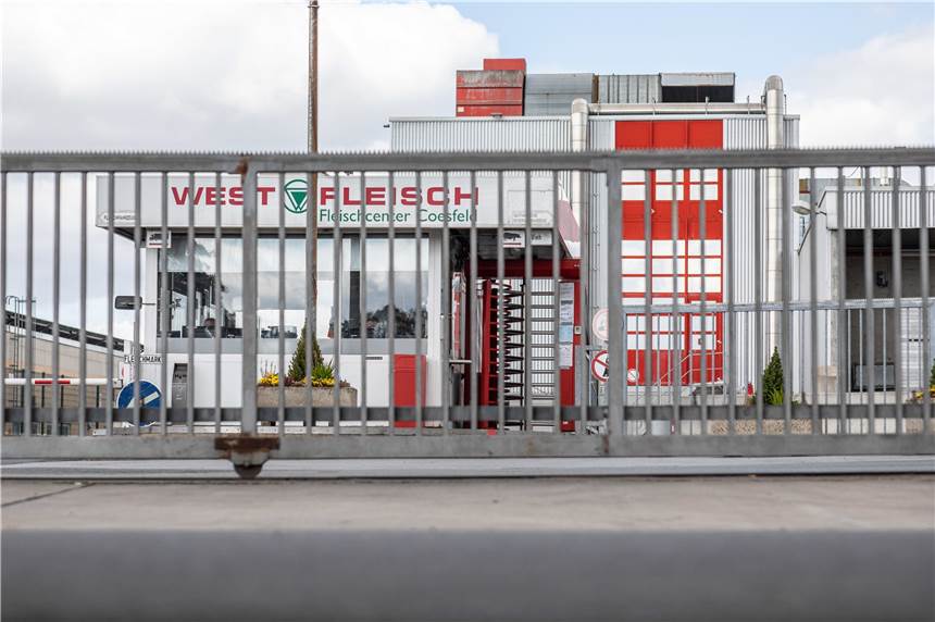 Nach Corona-Ausbruch: Westfleisch startet am Dienstag im Testbetrieb 11.05.2020, Nordrhein-Westfalen, Coesfeld: ·Westfleisch - Fleischcenter Coesfeld" steht auf einem Pförtnerhäuschen beim Fleischverarbeiter Westfleisch. Viele Mitarbeiter des Westfleisch-Konzerns, die zum Teil aus Osteuropa stammen und in Gemeinschaftsunterkünften untergebracht sind, wurden positiv auf das Coronavirus getestet. Foto: Marcel Kusch/dpa +++ dpa-Bildfunk +++