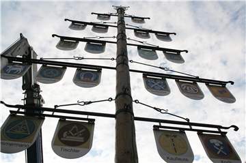 12 Meter hoch ragt der Handwerksbaum in Südkirchen in den Himmel. 18 Schilder der Handwerksbetriebe einschließlich Stadtwappen und Landeswappen sind an ihm befestigt.