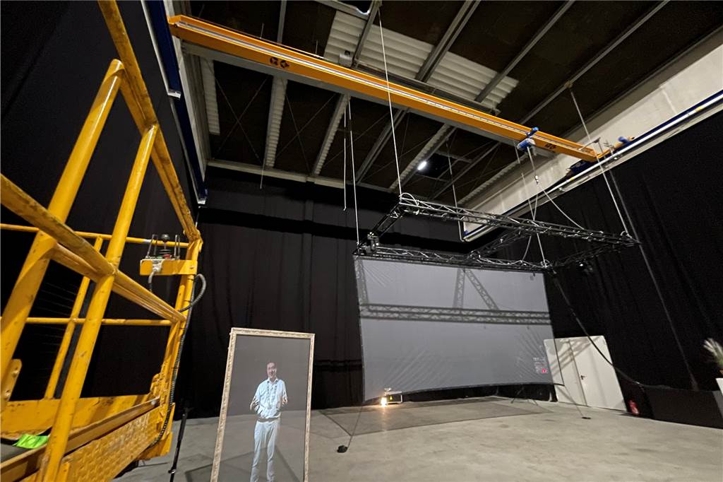 Neue Event-Location in Castrop-Rauxel: Firma öffnet ihr Filmstudio 12 Meter hoch sind die Decken. Mittels der Lichttechnik lässt sich der Raum ganz unterschiedlich gestalten.