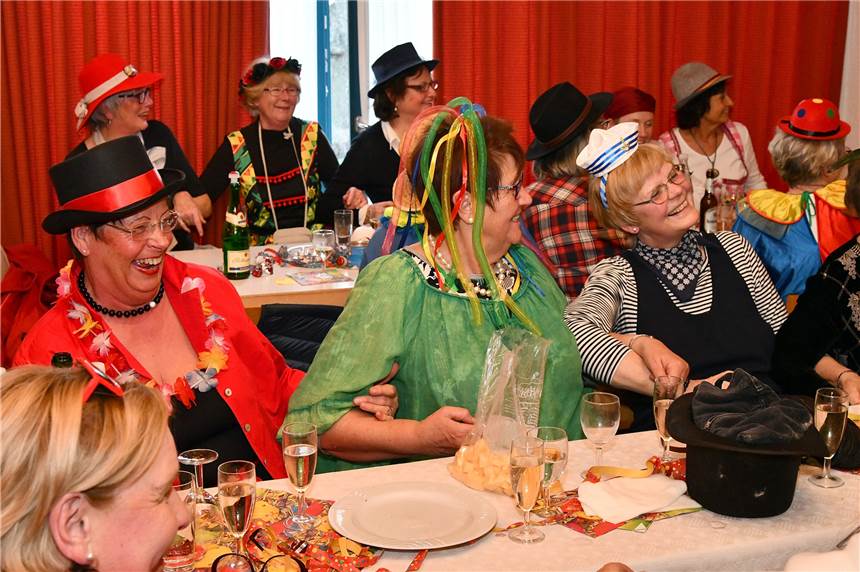 120 Frauen und zwei Männer haben den Pfarrsaal St. Gottfried in Wethmar in ein närrisches Zentrum verwandelt. Dreieinhalb Stunden Musik, Sketche und Aufführungen hatten die Organisatorinnen auf die Beine gestellt. Die Besucherinnen hatten ihren Spaß und bedankten sich mit viel Beifall bei den Akteuren.