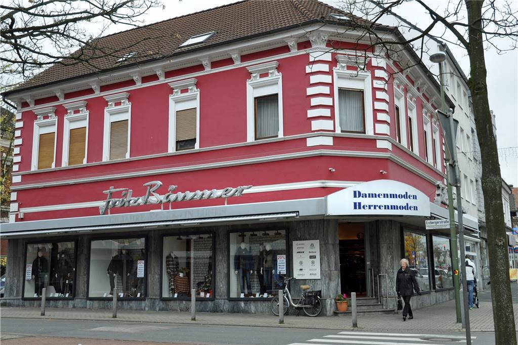 Auktionshaus an Persiluhr gezogen: „Kunst und Qualität für die Innenstadt“ Das Fritz-Bäumer-Haus. Unten das Ladenlokal oder eine Praxis für Sprachtherapie.