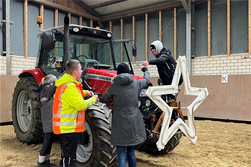 120 Trecker haben sich für die Lichterfahrt durch Haltern angemeldet. Am Abend davor laufen die Vorbereitungen auf Hochtouren. Die Fahrzeuge werden bunt geschmückt.