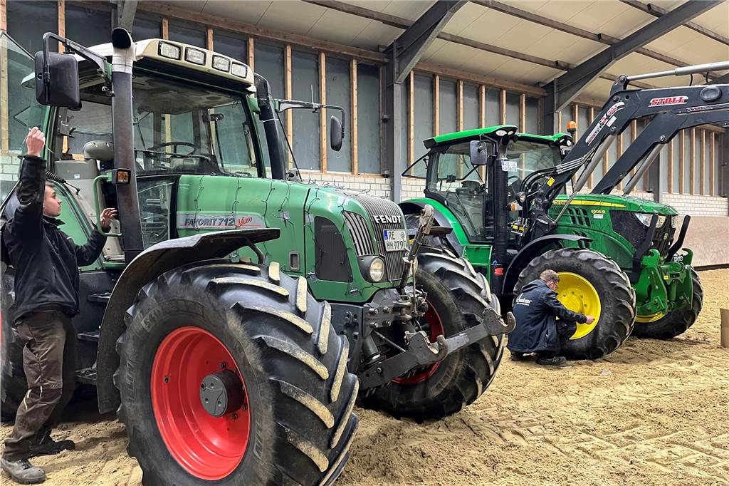 120 Trecker haben sich für die Lichterfahrt durch Haltern angemeldet. Am Abend davor laufen die Vorbereitungen auf Hochtouren. Die Fahrzeuge werden bunt geschmückt.