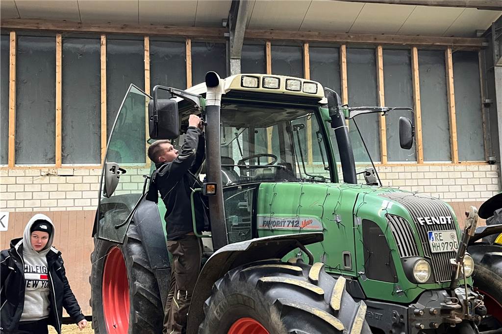 120 Trecker haben sich für die Lichterfahrt durch Haltern angemeldet. Am Abend davor laufen die Vorbereitungen auf Hochtouren. Die Fahrzeuge werden bunt geschmückt.