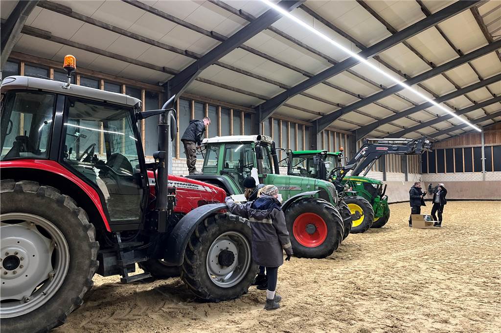 120 Trecker haben sich für die Lichterfahrt durch Haltern angemeldet. Am Abend davor laufen die Vorbereitungen auf Hochtouren. Die Fahrzeuge werden bunt geschmückt.