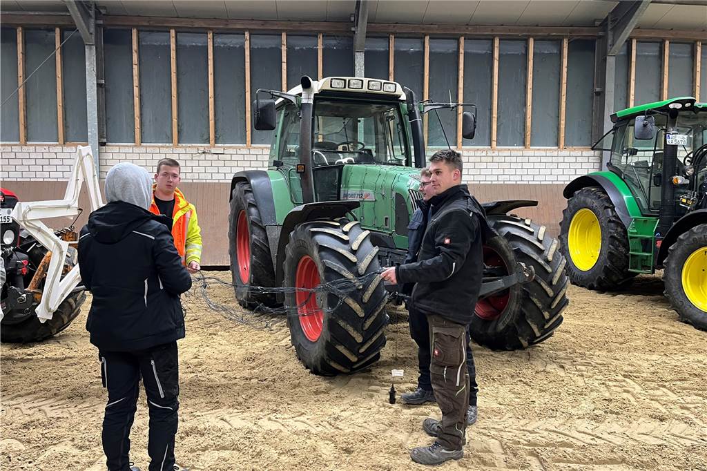 120 Trecker haben sich für die Lichterfahrt durch Haltern angemeldet. Am Abend davor laufen die Vorbereitungen auf Hochtouren. Die Fahrzeuge werden bunt geschmückt.