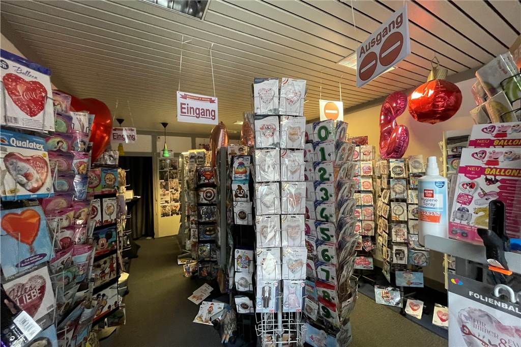 Kuriose Anzeige in Werne: 1200 Ballons, Gas und Maschinen zu verkaufen Blick in den Laden