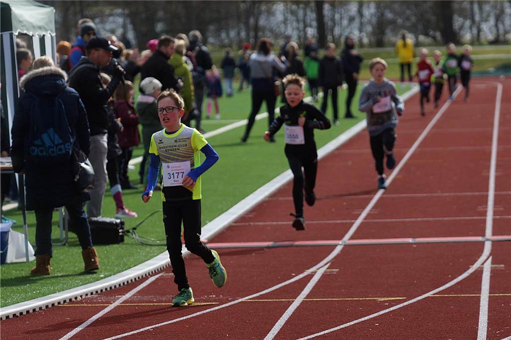 1200 m Lauf w10/m10: Ben Hörster (MC Menden) ist mit 4:38 Min. als Laufsieger im Ziel