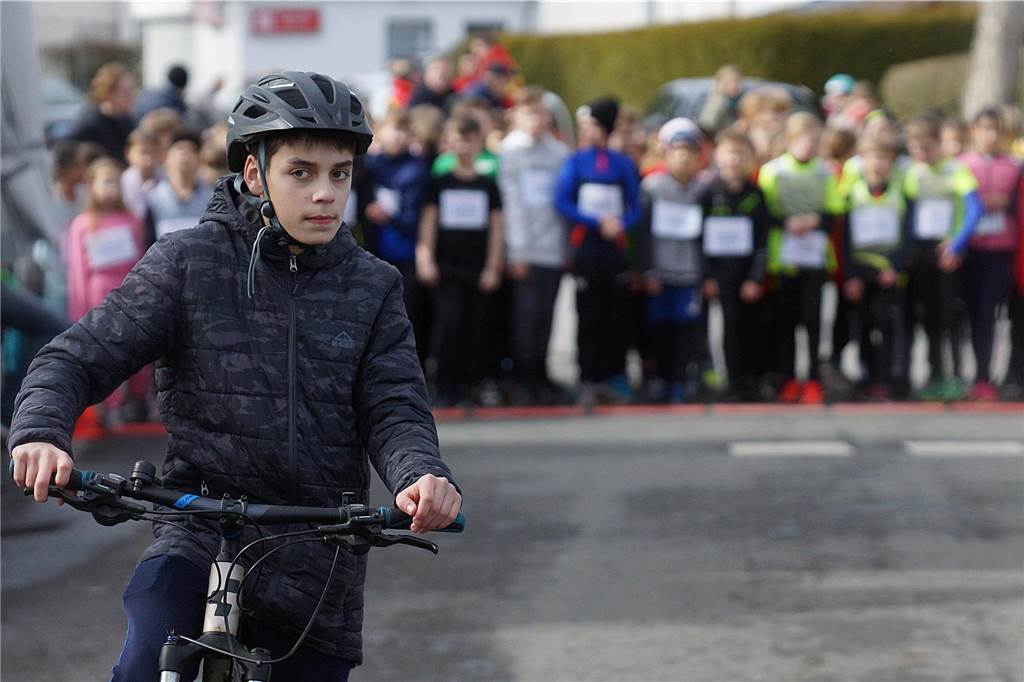 1200 m Lauf w10/m10: Vor dem Start der Führungsradfahrer