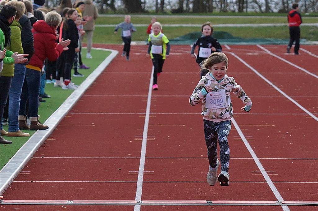 1200 m Lauf w8/m8: Laufsiegerin Emila Pagel (Gemeinschaftsgrundschule in 5:15 Min.