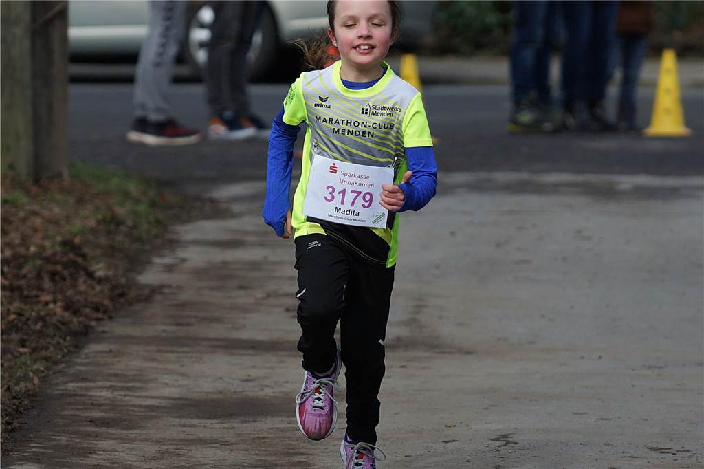 1200 m Lauf w9/m9: Madita Hörster (MC Menden) biegt als schnellstes Mädchen in das Stadion ein