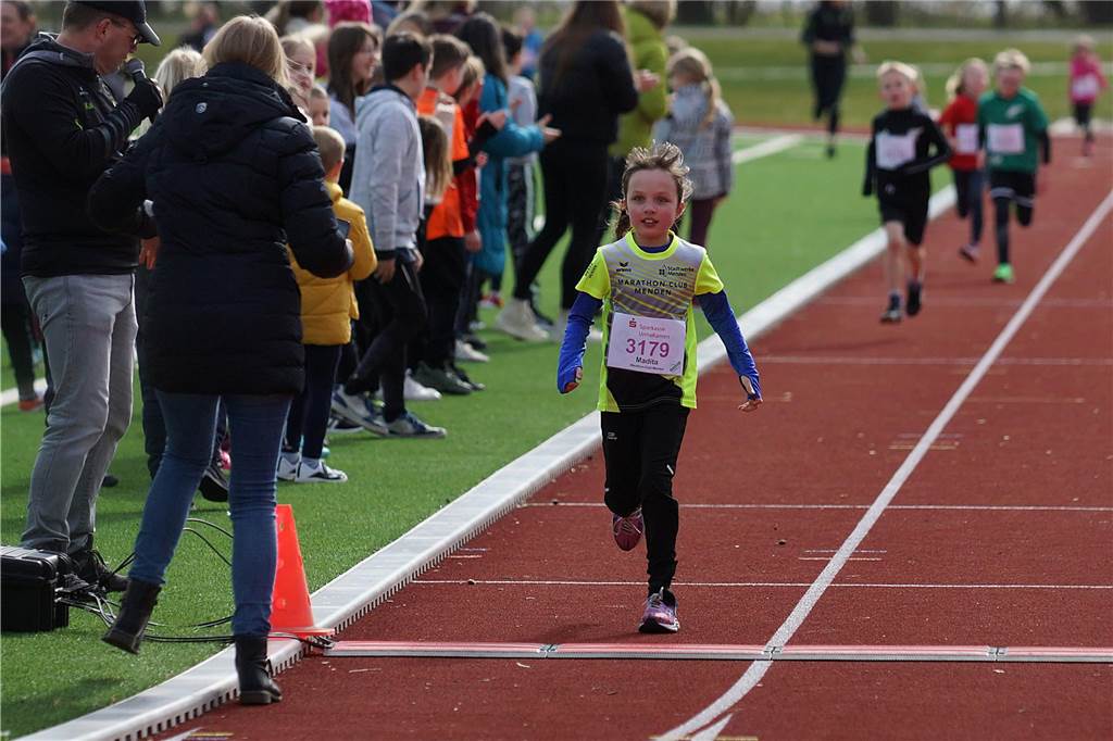1200 m Lauf w9/m9: Madita Hörster (MC Menden) hat das Ziel vor Augen und gewinnt beiden Mädchen in 5:21 Min.