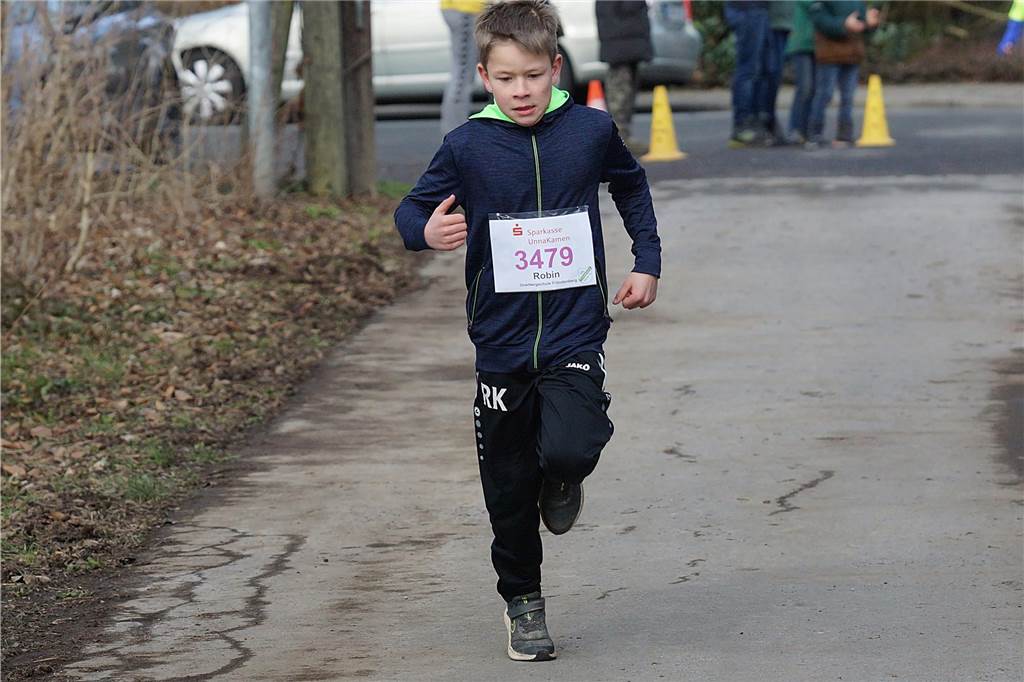 1200 m Lauf w9/m9: Robin Kaiser (Overbergschule) biegt als Führender in das Stadion ein