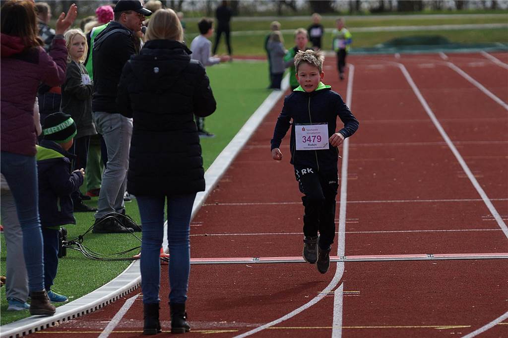 1200 m Lauf w9/m9: Robin Kaiser (Overbergschule) gewinnt den Lauf in 5:04 Min.