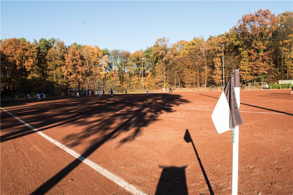 325.000 Euro: Reicht das überhaupt zum Umbau für den SV Lippramsdorf? 120.000 Euro würde es kosten, nur die Oberfläche des Platzes zu sanieren.