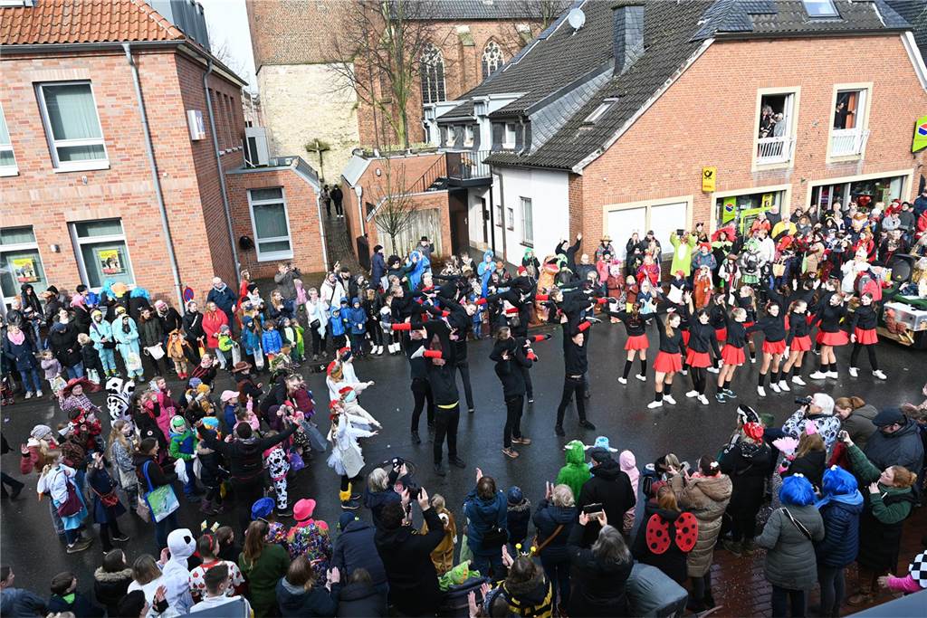 12.02.2024 - Raesfeld - Foto Bludau: Der Karnevalsumzug am Rosenmontag in Raesfeld 2024