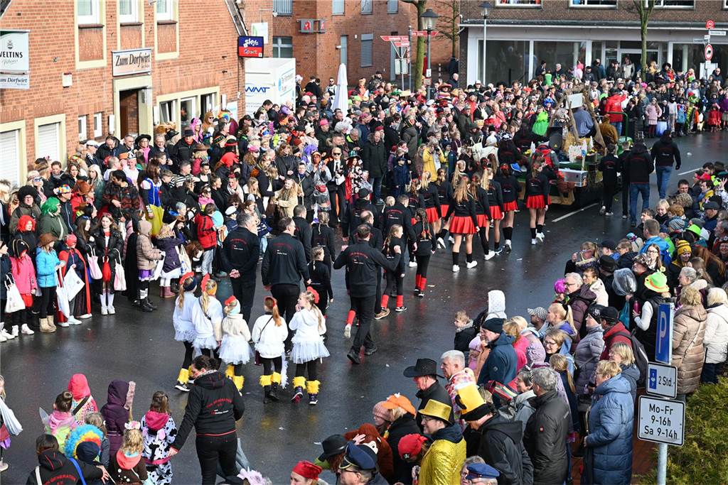 12.02.2024 - Raesfeld - Foto Bludau: Der Karnevalsumzug am Rosenmontag in Raesfeld 2024