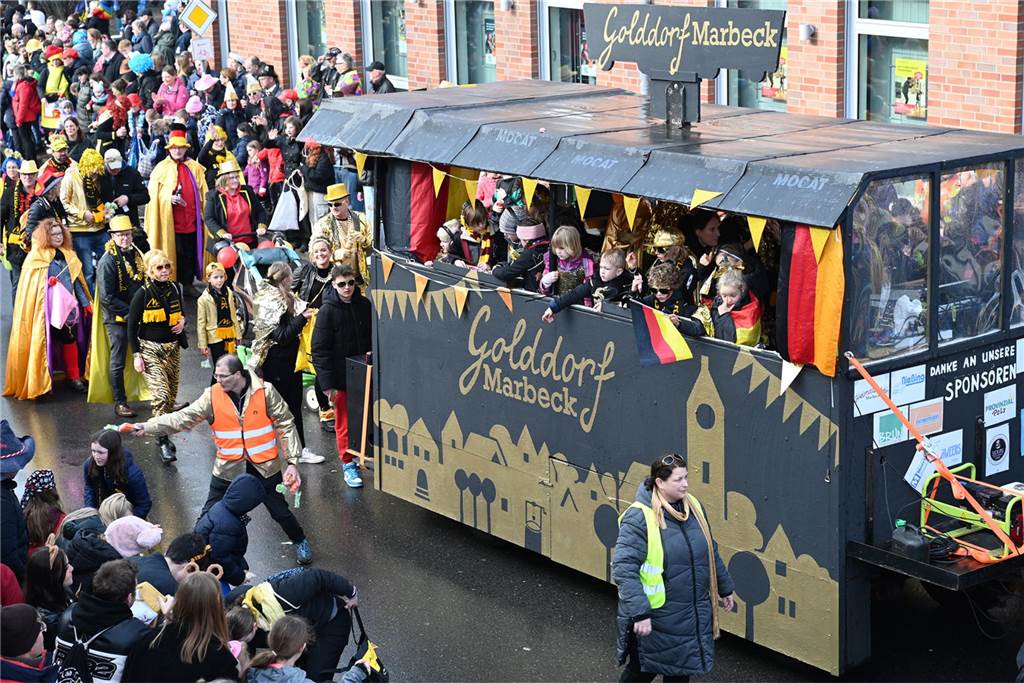 12.02.2024 - Raesfeld - Foto Bludau: Der Karnevalsumzug am Rosenmontag in Raesfeld 2024