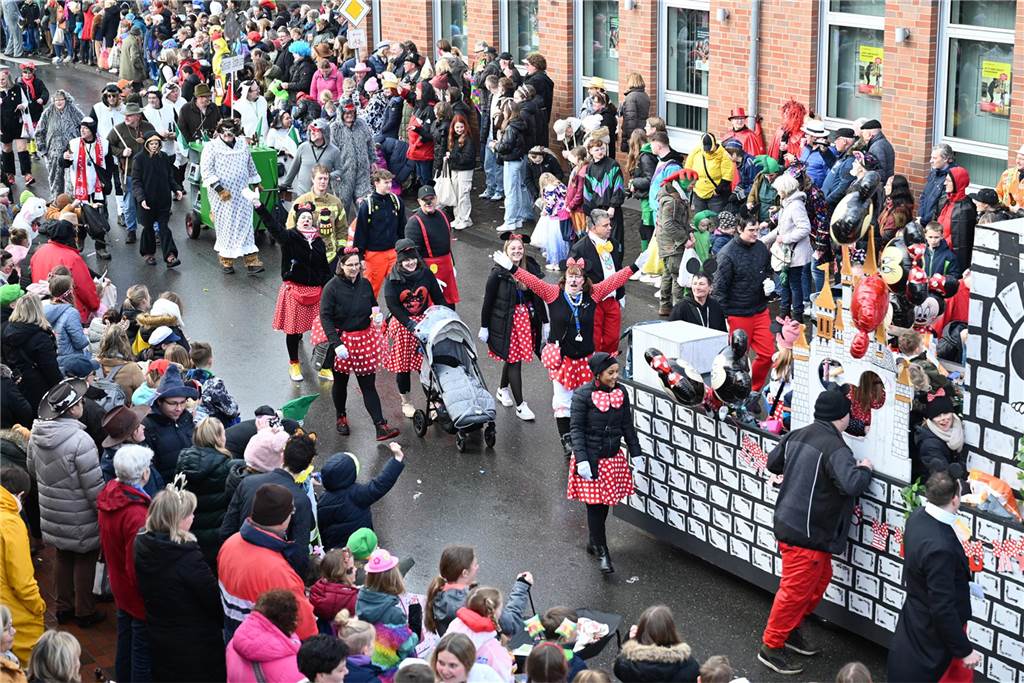 12.02.2024 - Raesfeld - Foto Bludau: Der Karnevalsumzug am Rosenmontag in Raesfeld 2024