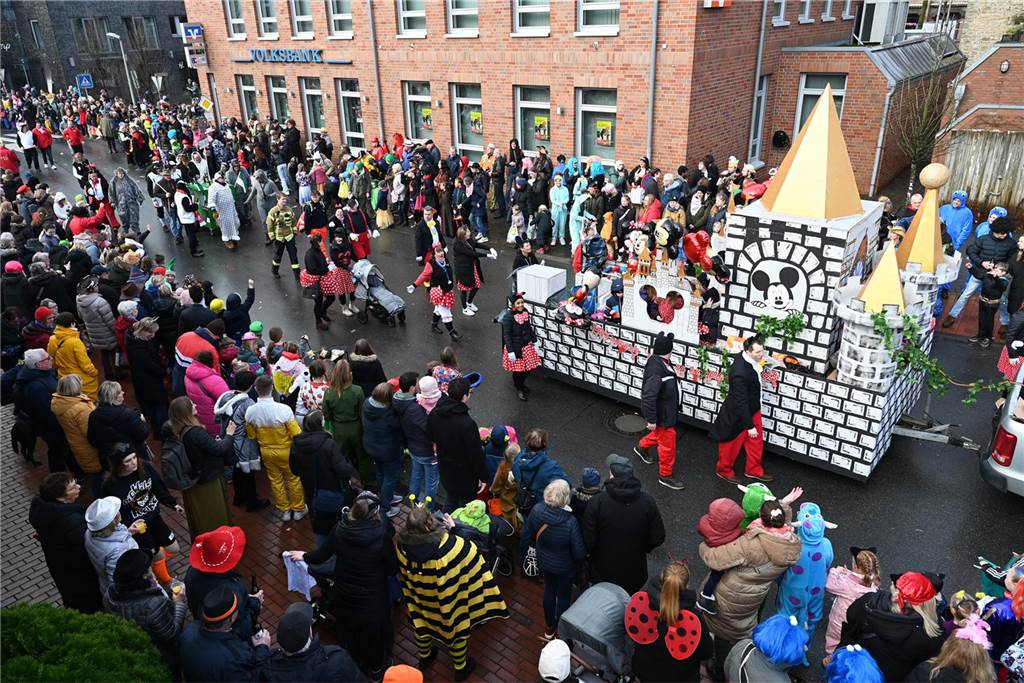 12.02.2024 - Raesfeld - Foto Bludau: Der Karnevalsumzug am Rosenmontag in Raesfeld 2024
