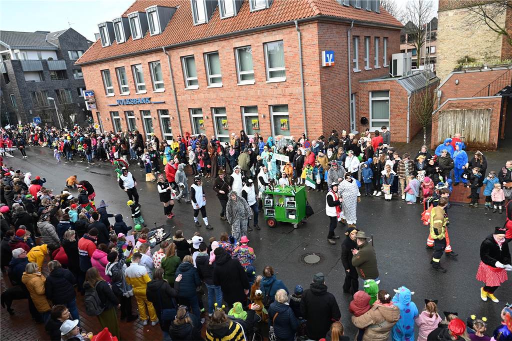 12.02.2024 - Raesfeld - Foto Bludau: Der Karnevalsumzug am Rosenmontag in Raesfeld 2024