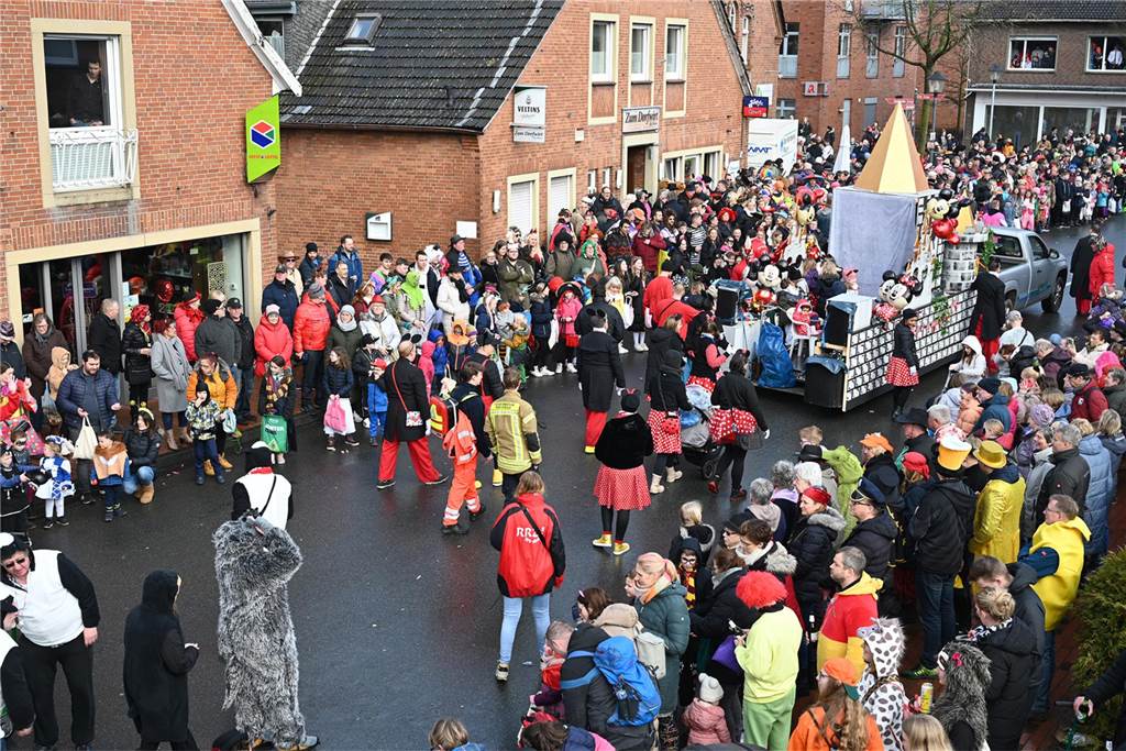 12.02.2024 - Raesfeld - Foto Bludau: Der Karnevalsumzug am Rosenmontag in Raesfeld 2024
