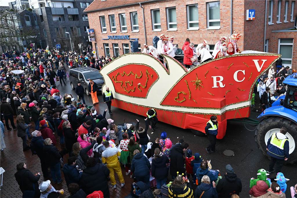 12.02.2024 - Raesfeld - Foto Bludau: Der Karnevalsumzug am Rosenmontag in Raesfeld 2024