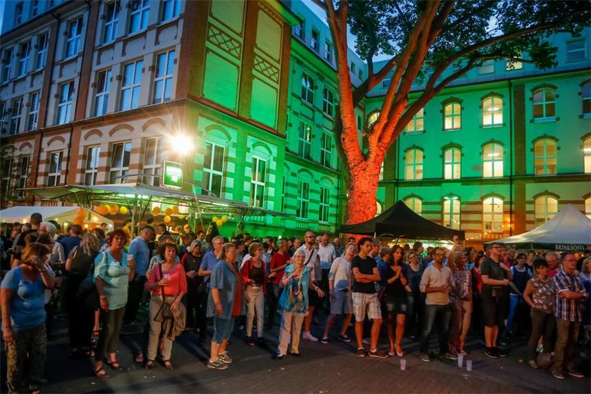 12.06.2015 Dortmund City - FH Sommerfest an der Sonnenstrasse fuer Studenten, Mitarbeiter, ehmalige Mitarbeiter, Nachbarn u Freunde - buntes Programm im Innenhof und in der FH -                                                                  ?Copyright Stephan Schuetze -