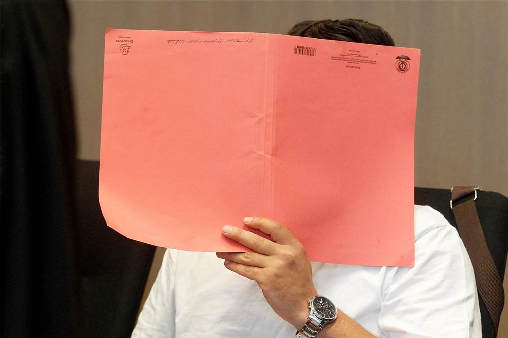 12.09.2023, Nordrhein-Westfalen, Bochum: Der Mitangeklagte im Prozess um einen Tiefgaragen-Mord wartet auf den Prozessbeginn. Der Hauptangeklagte ist ein 27 Jahre alter Mann aus Dortmund, der am 07.03.2023 nach einem Streit im Straßenverkehr einen Mann aus Bochum in dessen Auto in einer Tiefgarage erschossen haben soll. Foto: Roland Weihrauch/dpa +++ dpa-Bildfunk +++