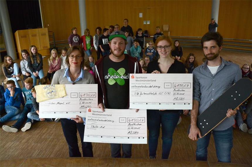 12392,02 Euro haben die Schüler der Johann-Conrad-Schlaun-Gesamtschule bei ihrem Sponsorenlauf gesammelt. Das Geld kommt drei Projekten zugute.
