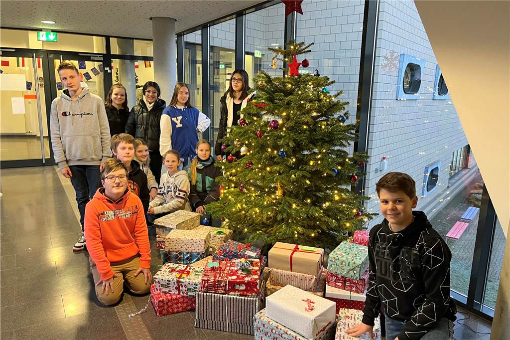 Anne-Frank-Gymnasium schenkt 125 Päckchen für den guten Zweck 125 Päckchen haben die Schülerinnen und Schüler des AFG für Kinder in Not gepackt, um ihnen eine schöne Weihnachtsüberraschung zu bereiten.