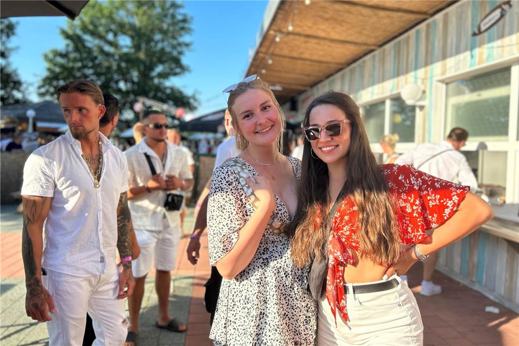12.500 Leute feierten ausgelassen beim Sunset Beach Festival 2023 in Haltern am See.