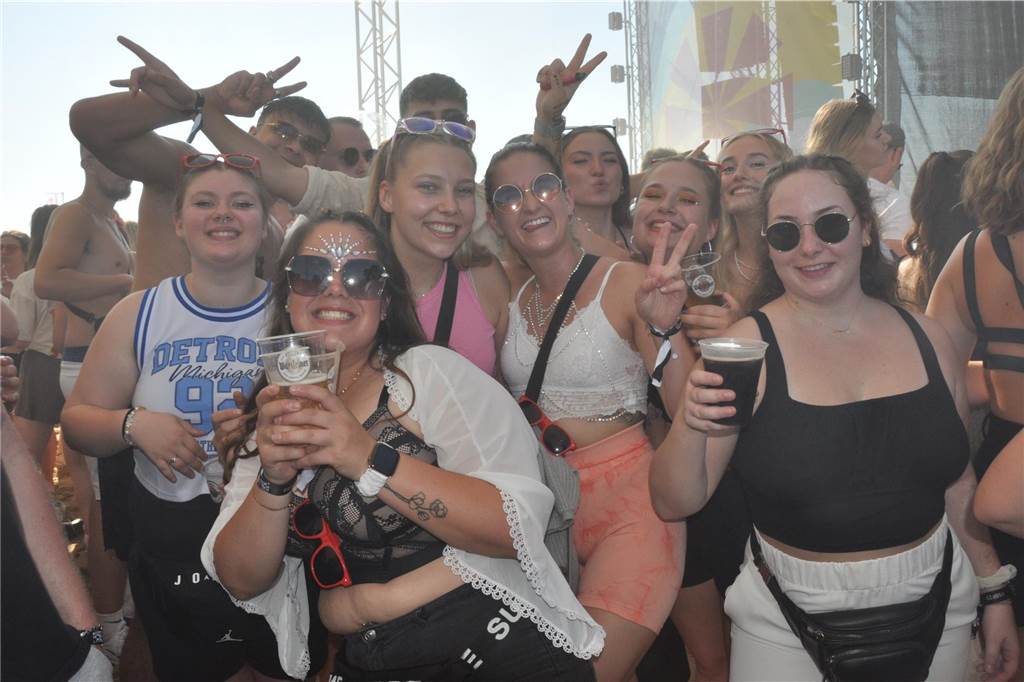 12.500 Leute feierten ausgelassen beim Sunset Beach Festival 2023 in Haltern am See.