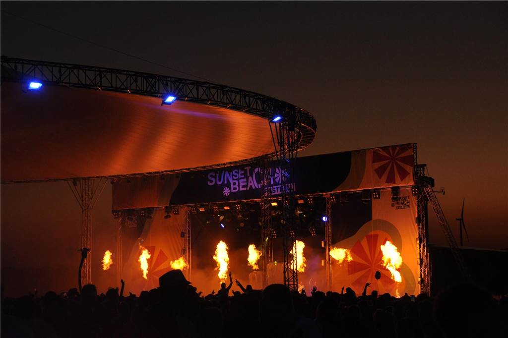 12.500 Leute feierten ausgelassen beim Sunset Beach Festival 2023 in Haltern am See.