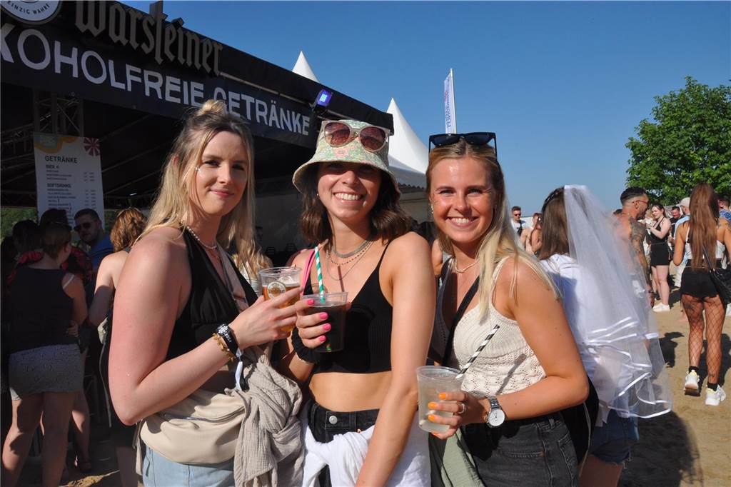 12.500 Leute feierten ausgelassen beim Sunset Beach Festival 2023 in Haltern am See.
