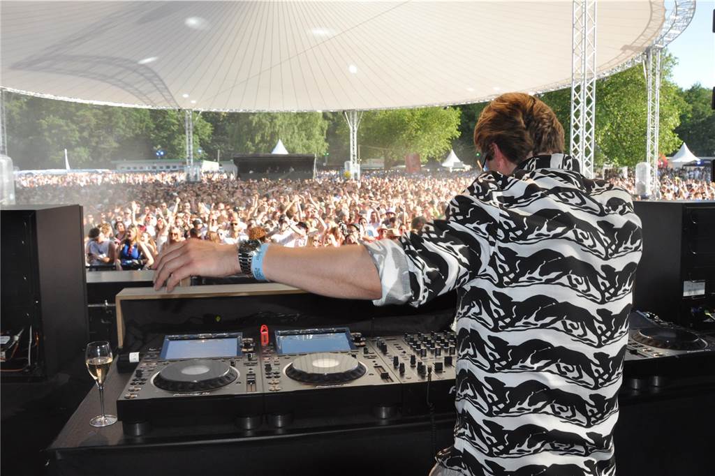 12.500 Leute feierten ausgelassen beim Sunset Beach Festival 2023 in Haltern am See.