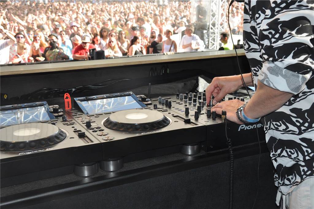 12.500 Leute feierten ausgelassen beim Sunset Beach Festival 2023 in Haltern am See.