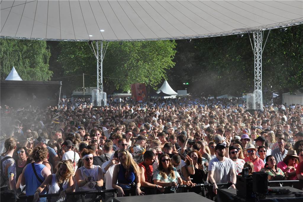 12.500 Leute feierten ausgelassen beim Sunset Beach Festival 2023 in Haltern am See.