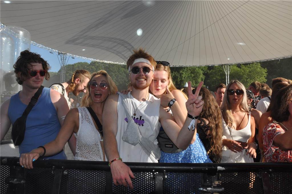 12.500 Leute feierten ausgelassen beim Sunset Beach Festival 2023 in Haltern am See.