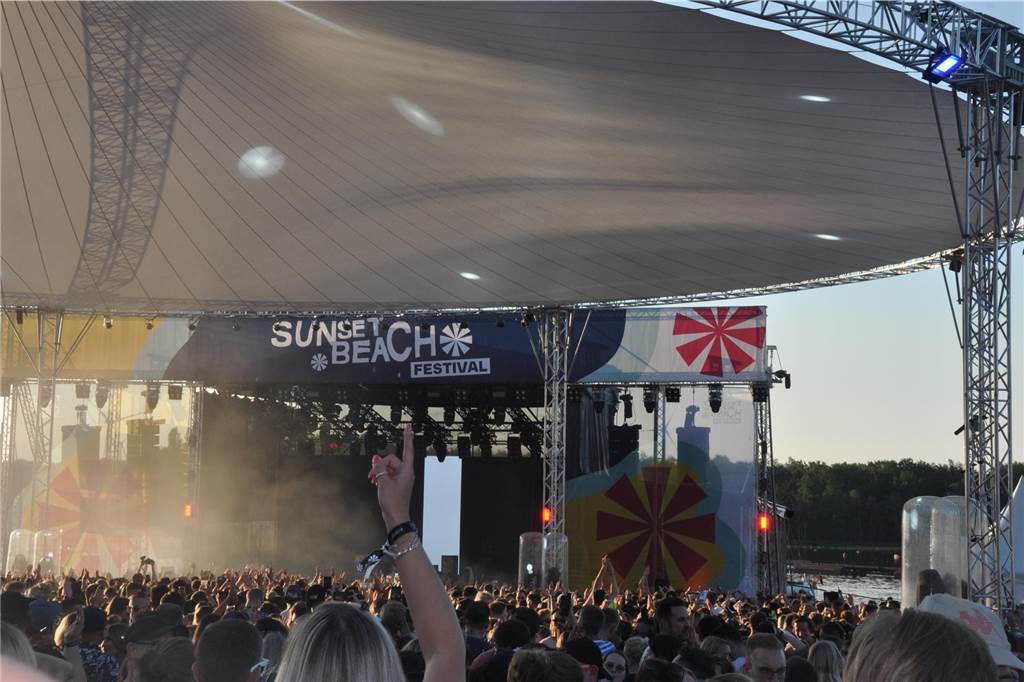 12.500 Leute feierten ausgelassen beim Sunset Beach Festival 2023 in Haltern am See.