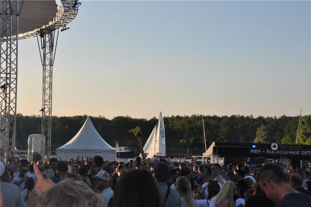 12.500 Leute feierten ausgelassen beim Sunset Beach Festival 2023 in Haltern am See.
