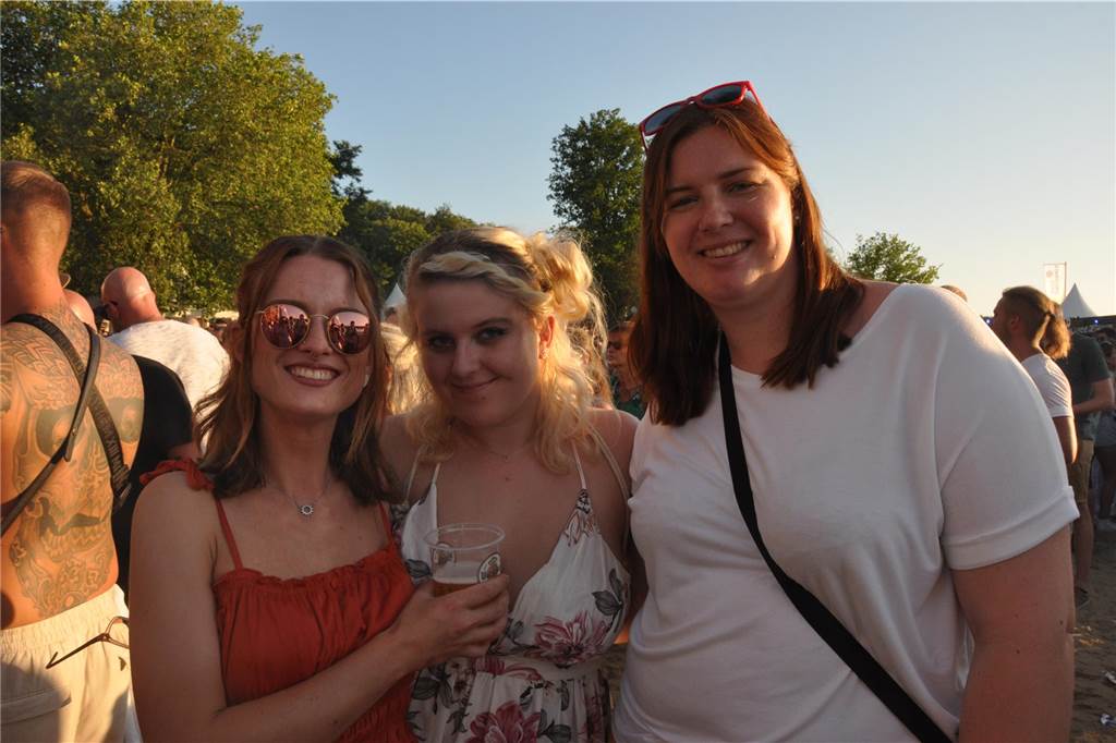 12.500 Leute feierten ausgelassen beim Sunset Beach Festival 2023 in Haltern am See.