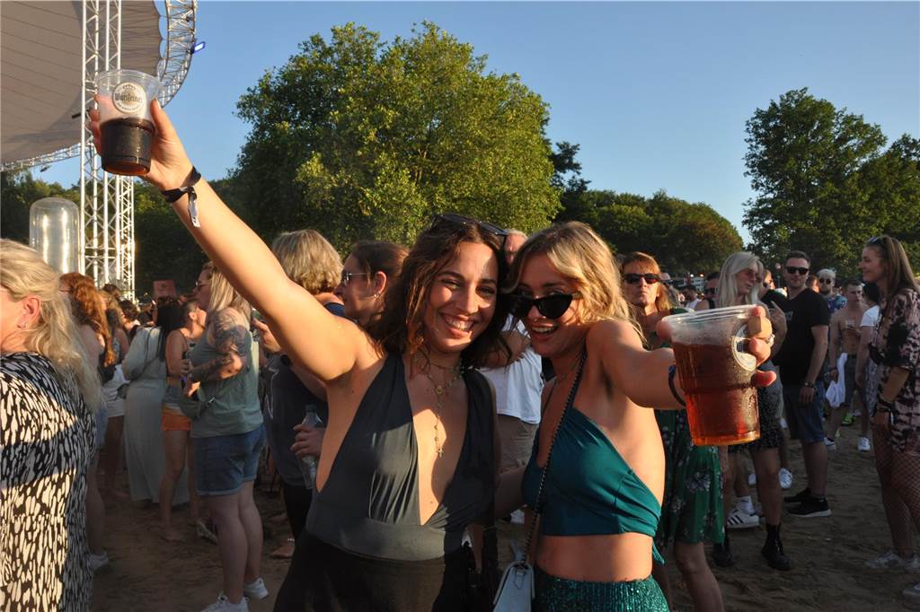 12.500 Leute feierten ausgelassen beim Sunset Beach Festival 2023 in Haltern am See.